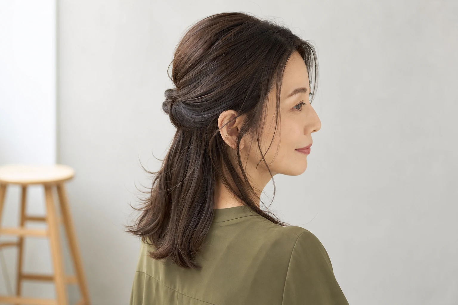 後方三四分から見た低めハーフアップとこめかみに残した薄い毛束