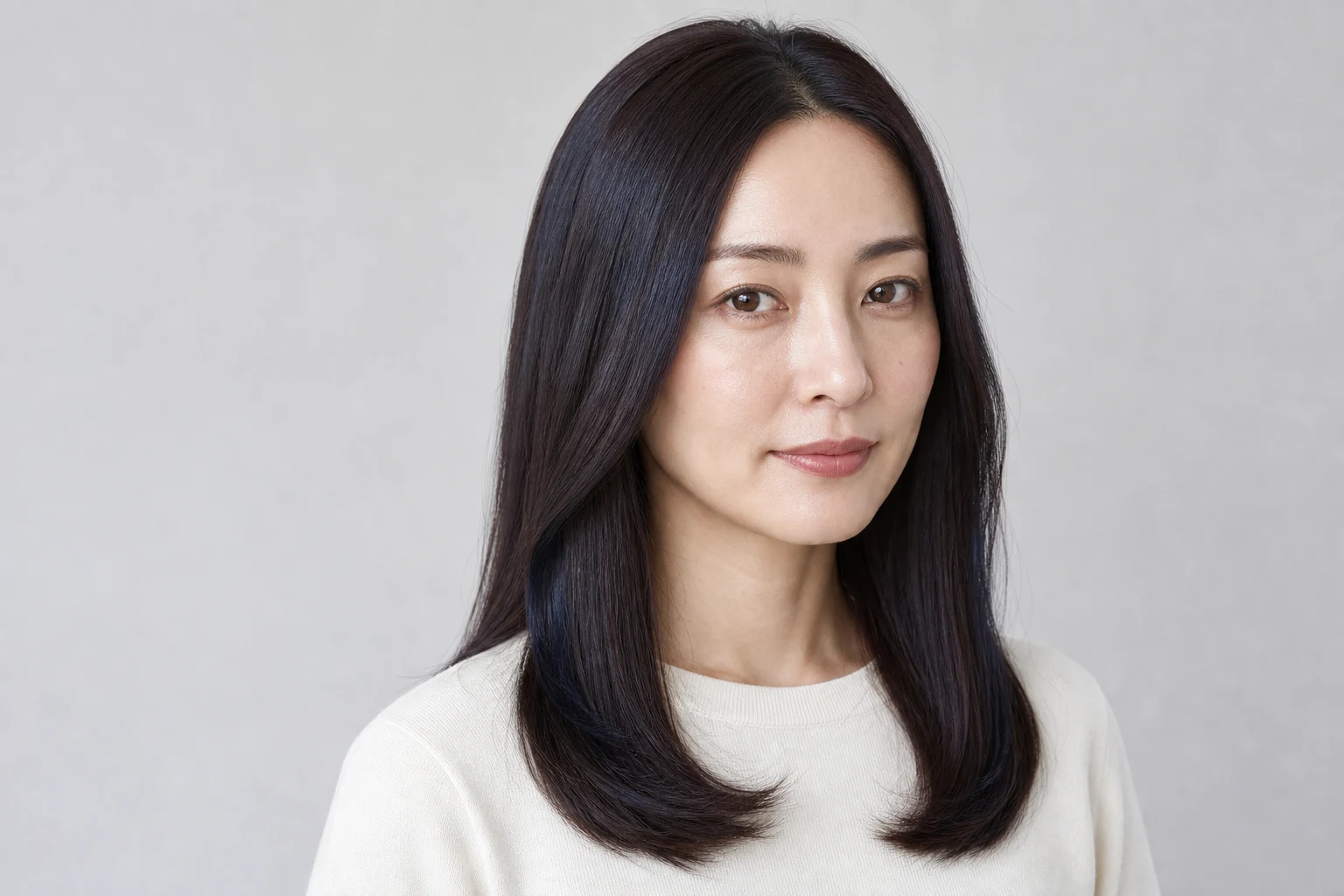 室内光で深い青みが控えめに見える低明度のダークブルーブラウンロング