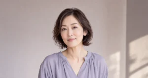 ローズベージュの目元とピンクベージュのリップで仕上げた成人女性