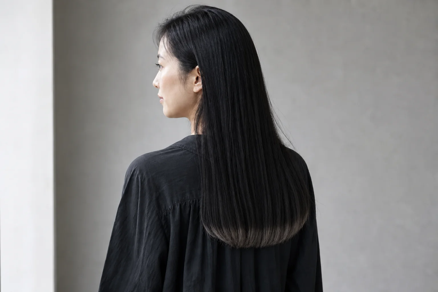 黒髪ロングの毛先にスモーキーなベージュグレージュを入れた裾カラー