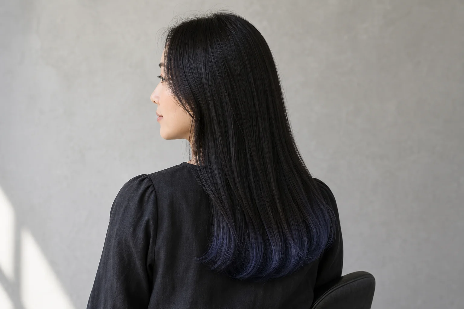 黒髪ロングの毛先に深いブルーグレーを入れた裾カラー