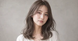 ブラウンベージュ主体のブルーグレージュを自然光で見せる成人女性