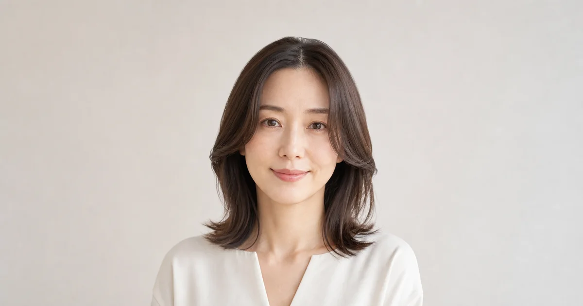 根元をやわらかく立ち上げて顔まわりを流した成人女性のセンター分け