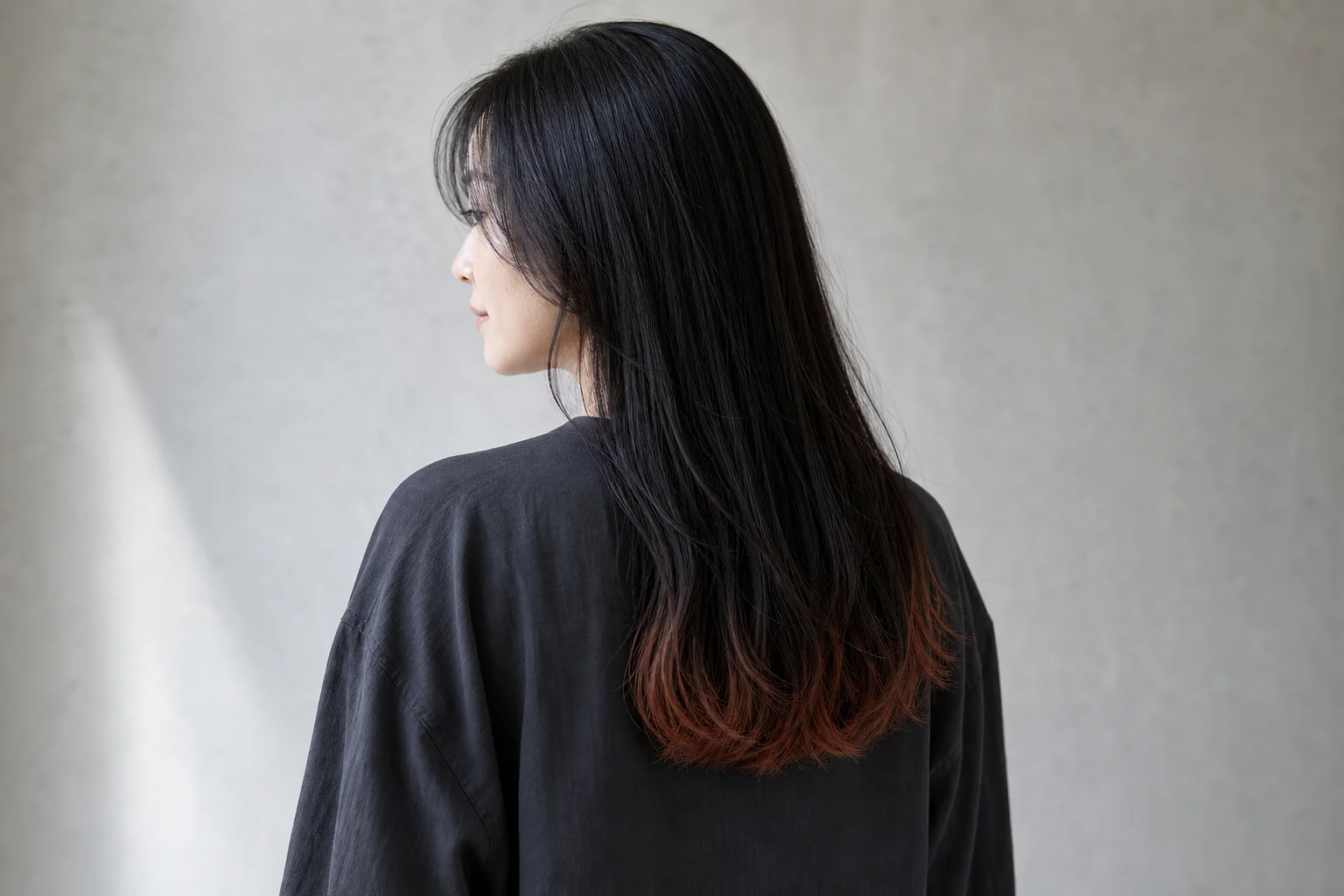 黒髪ロングの毛先に落ち着いたカッパーテラコッタを入れた裾カラー