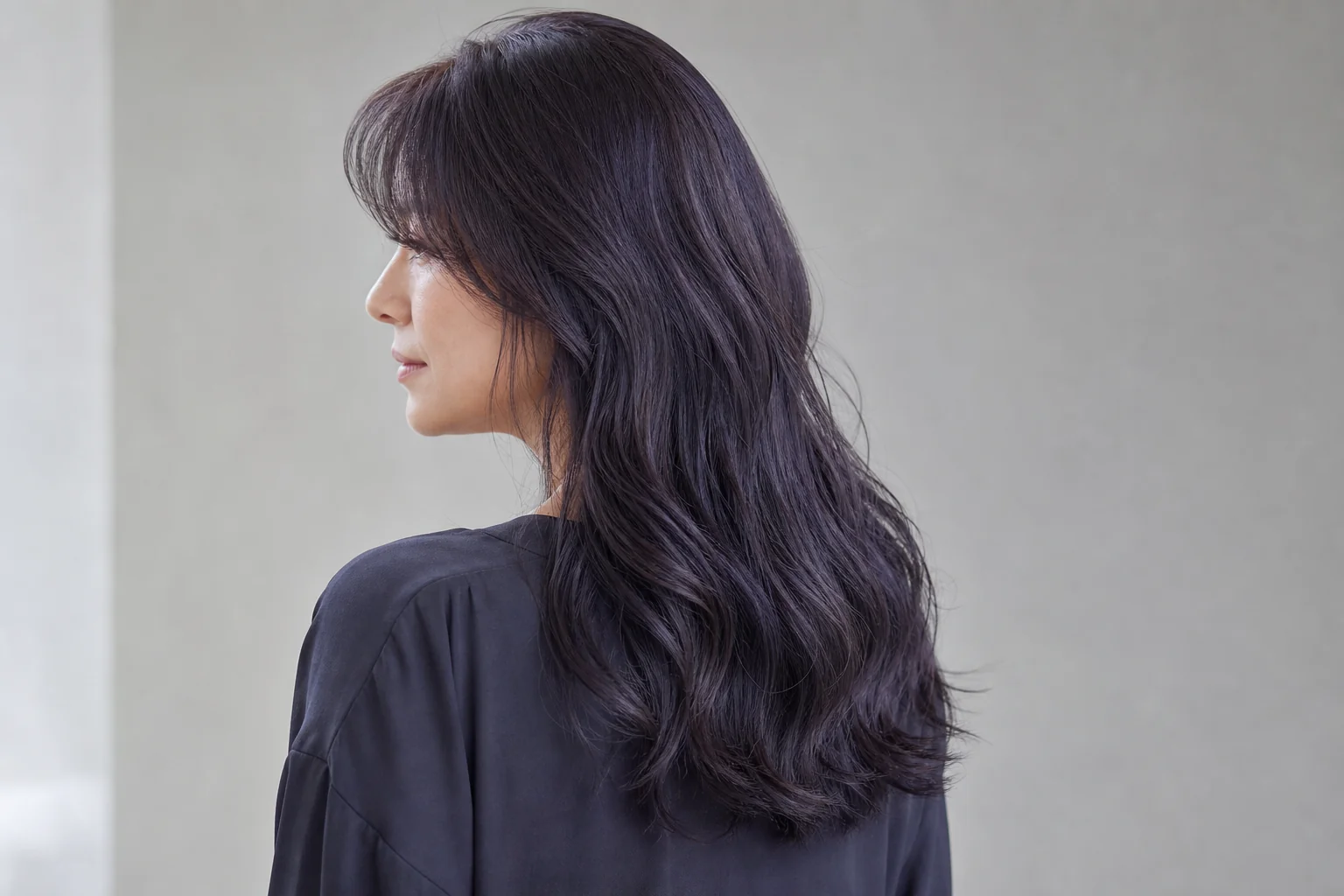 暗いバイオレットブルーブラウンのロングヘアの成人女性