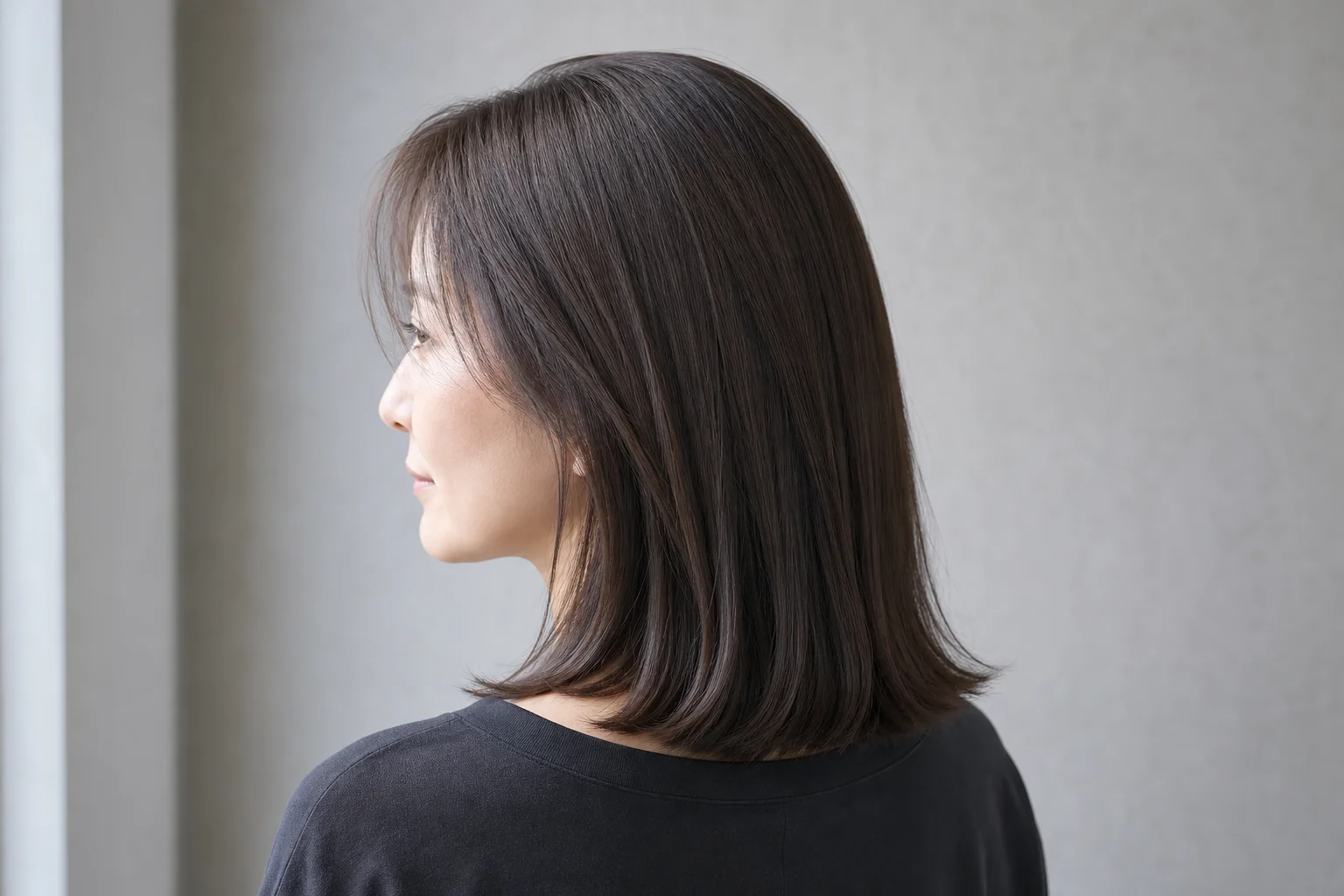 深いブラウンを主体に灰みを含む鎖骨下ストレートヘア