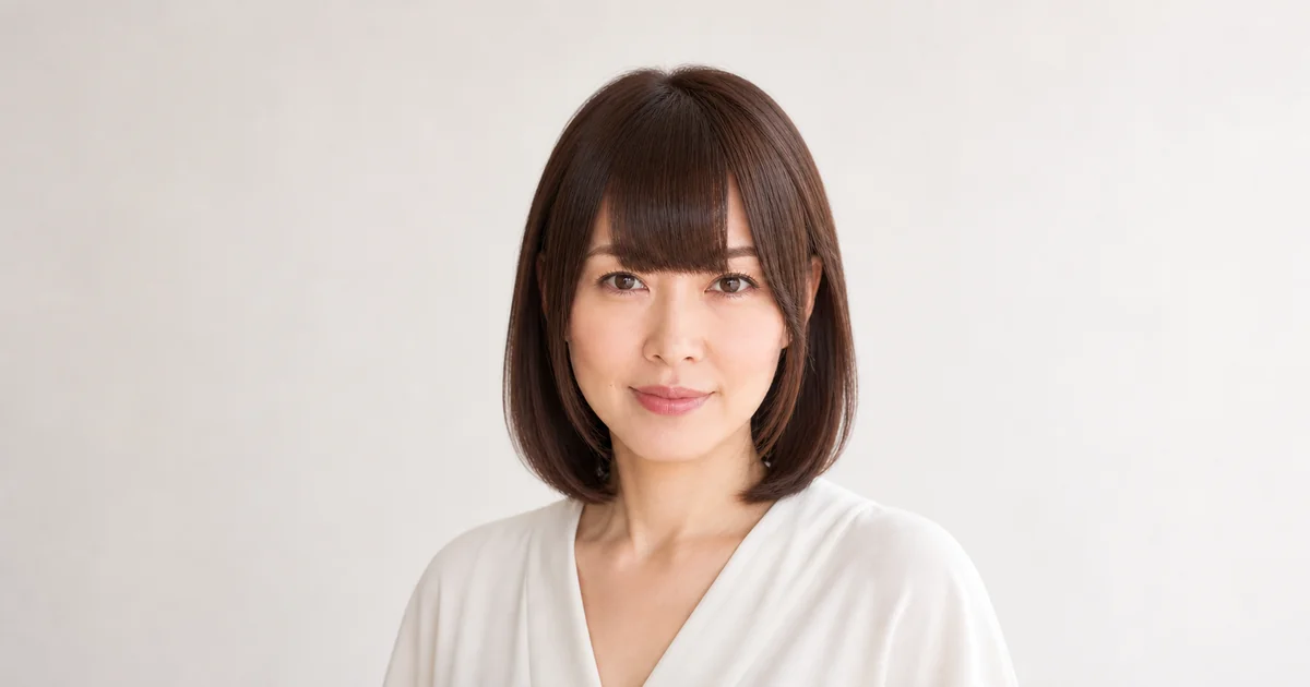 中央に厚みと小さな抜けを作った大人向けアイドル前髪の成人女性
