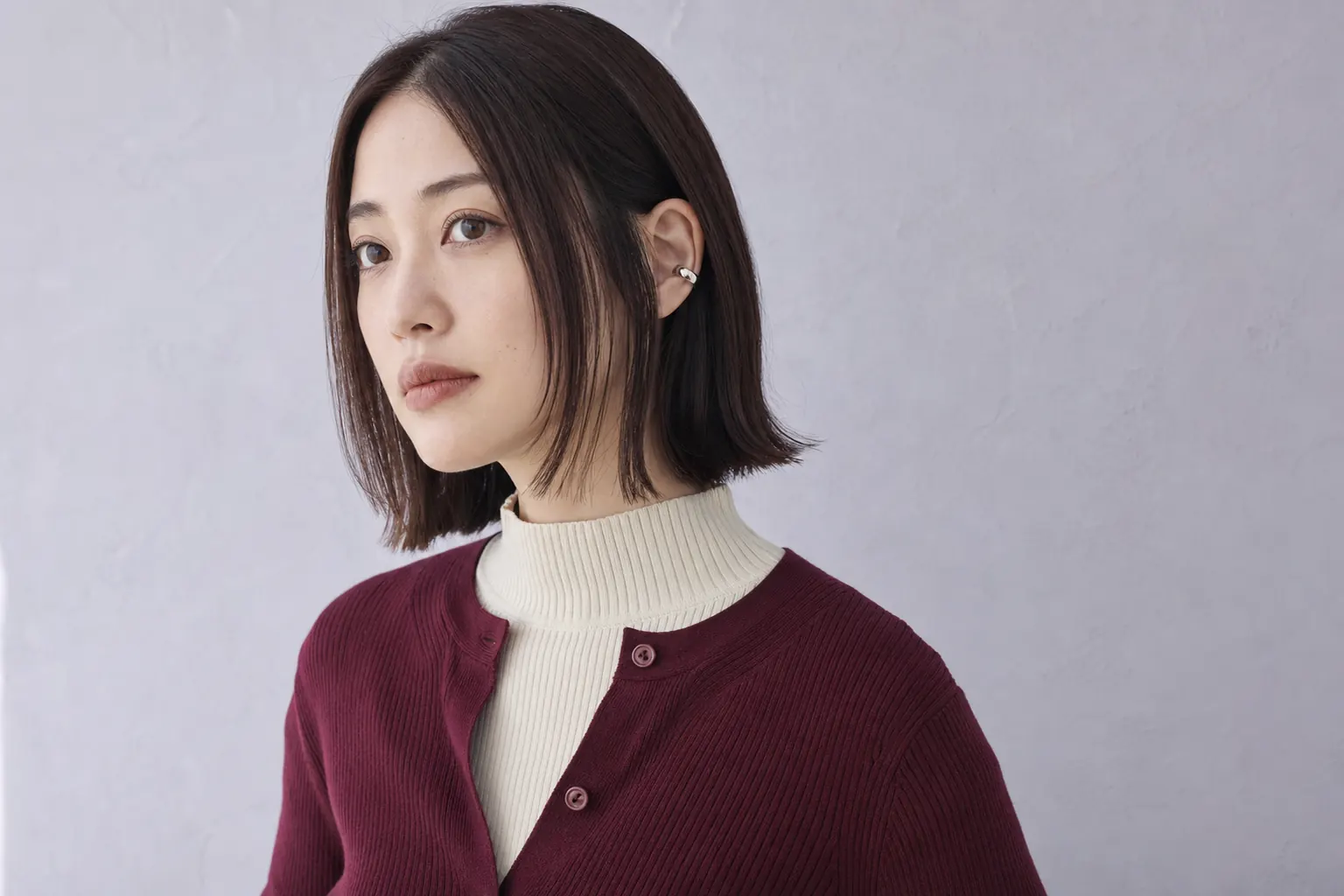 肩上ボブの細い顔まわり毛束をほぼ直線に整えた成人女性