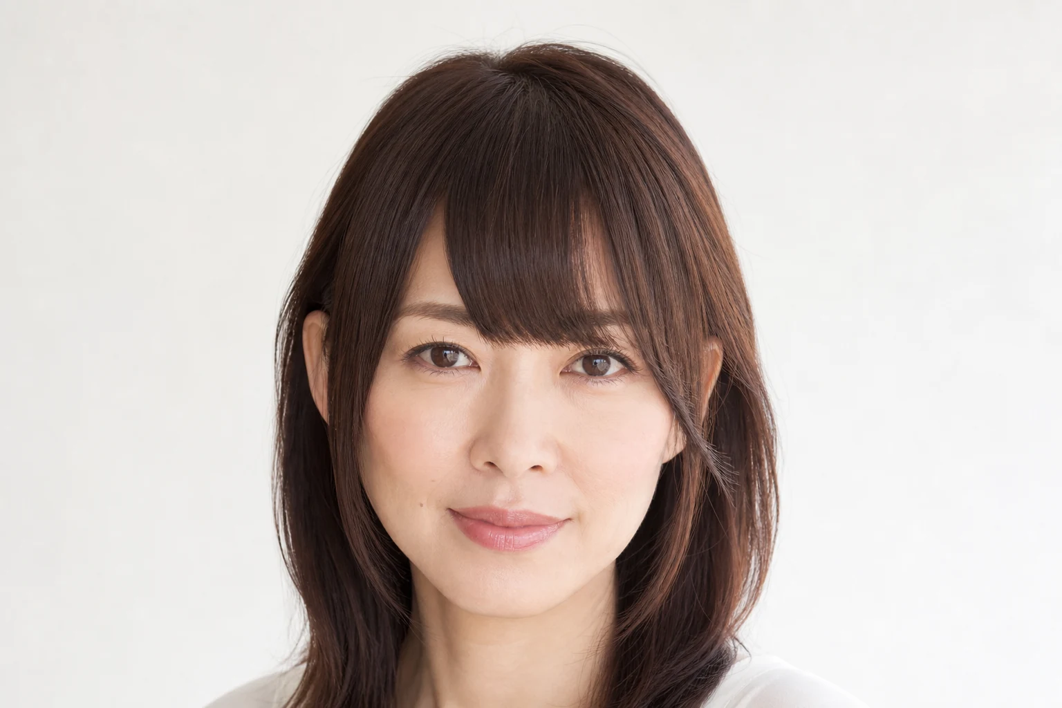 中央の厚みと三角の抜けがわかる大人向けアイドル前髪の正面