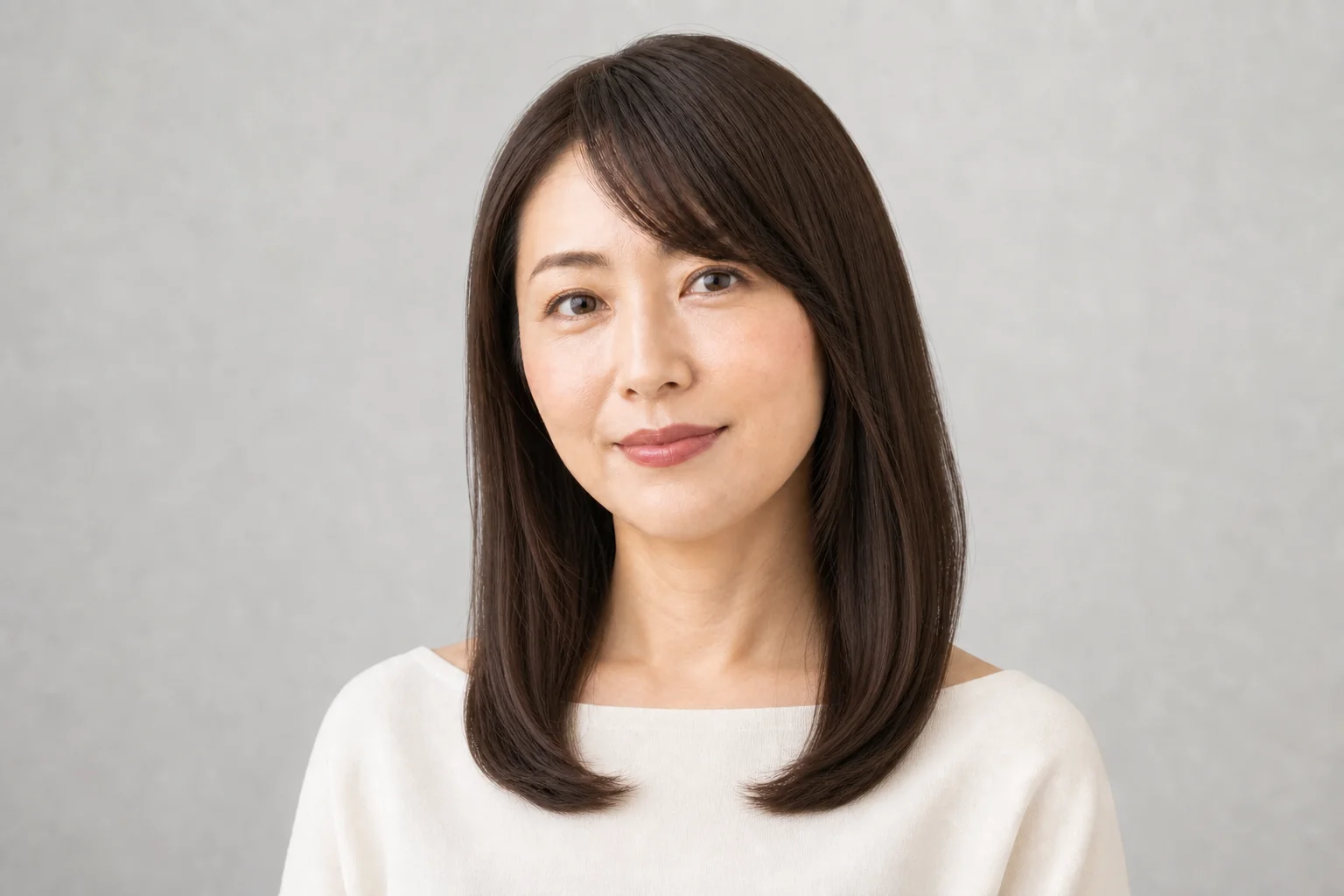 毛先が内側へ一回転する鎖骨ミディアムの成人女性