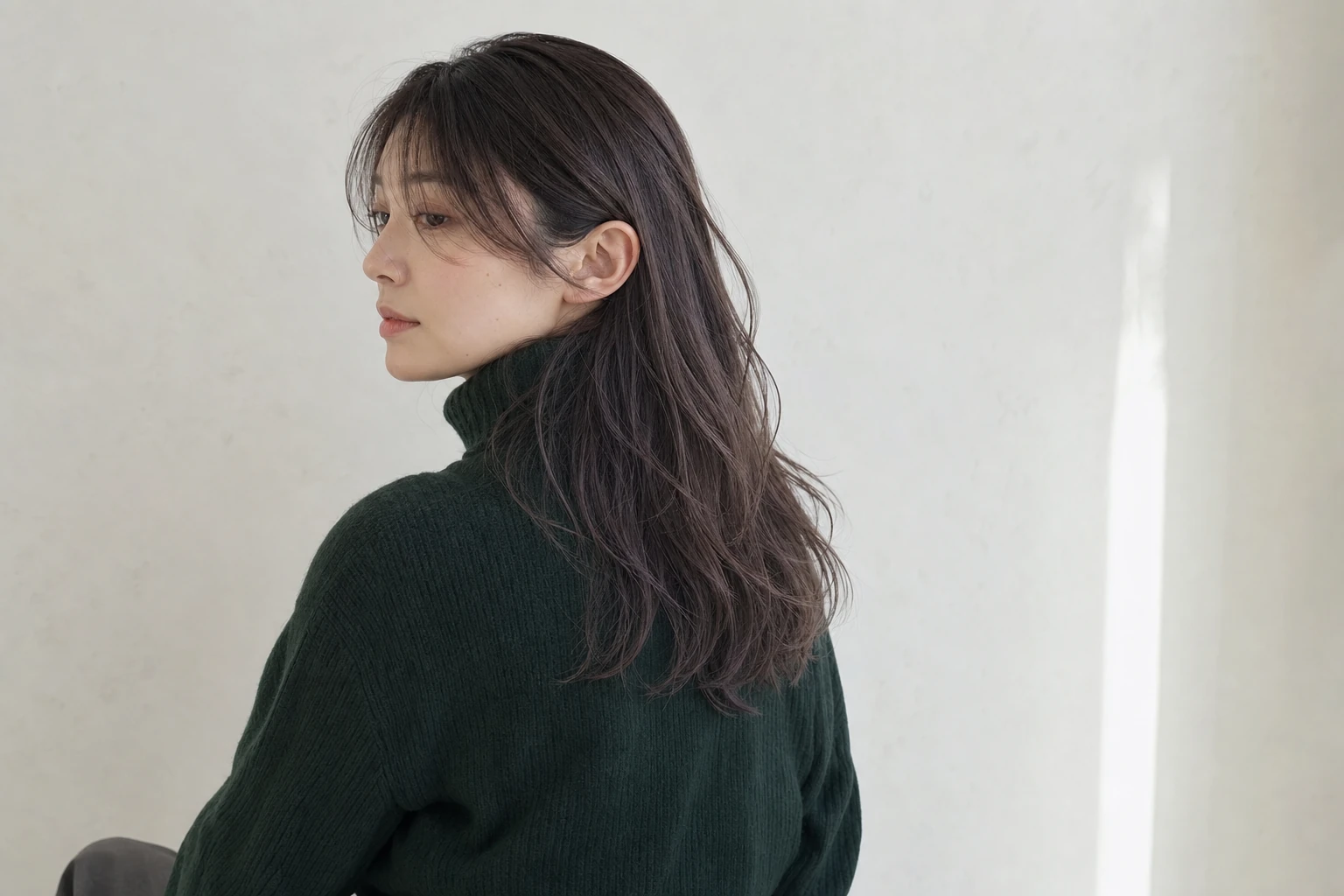 ロングレイヤーのラベンダーグレージュを後ろ三四分から見せる成人女性