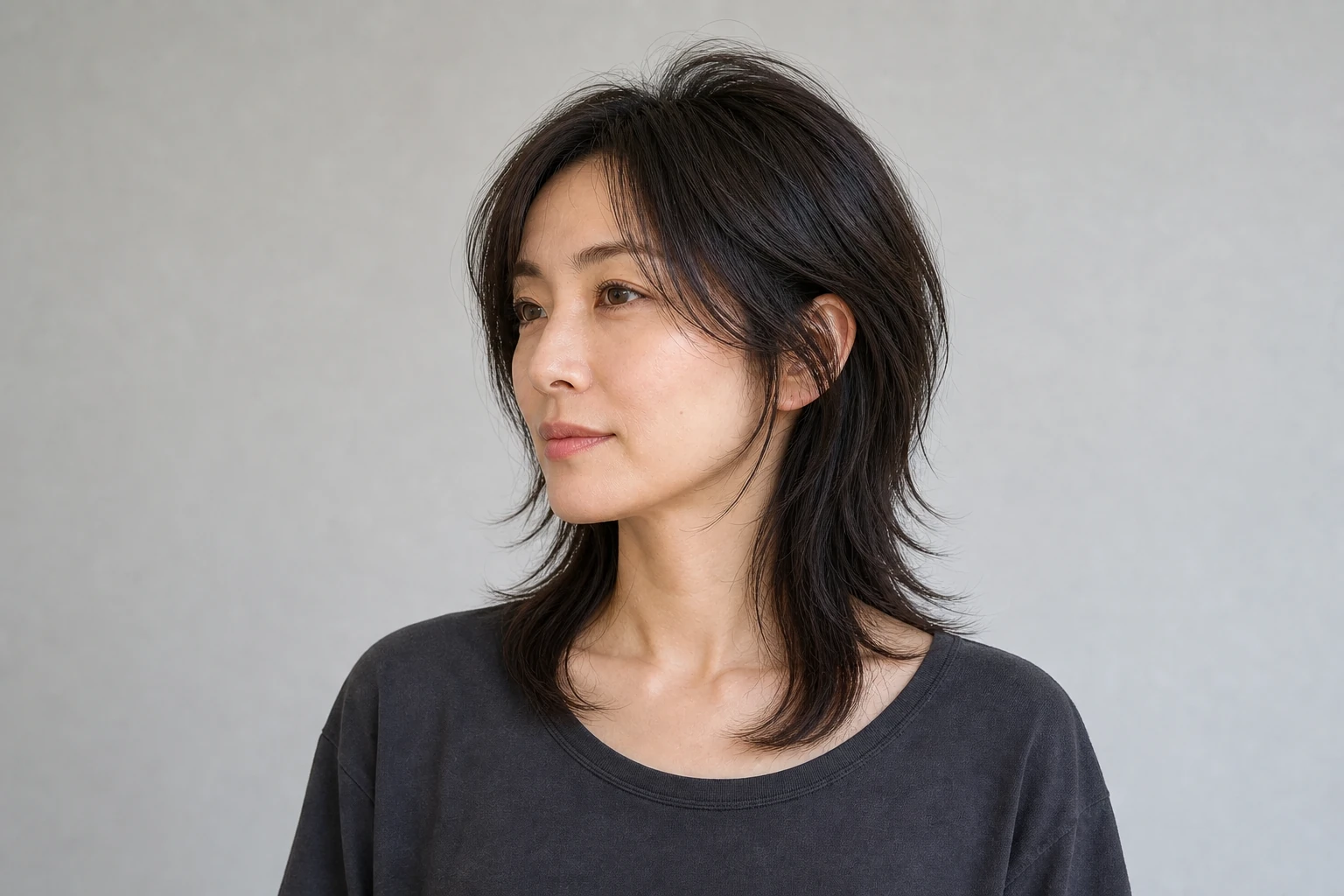軽いトップと長めの襟足を組み合わせた鎖骨丈レイヤーウルフの成人