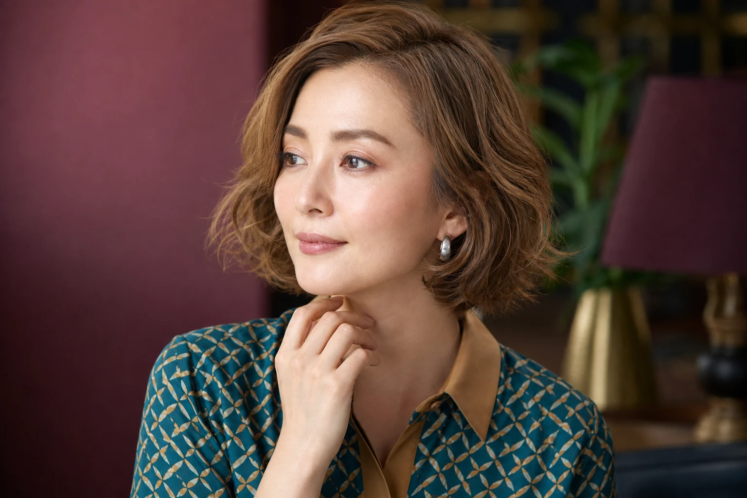 明るいブラウンヘアになじむトープブラウンの眉を仕上げた成人女性