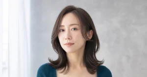 前髪を作らず頬から耳の高さへやわらかな動きを出した成人女性