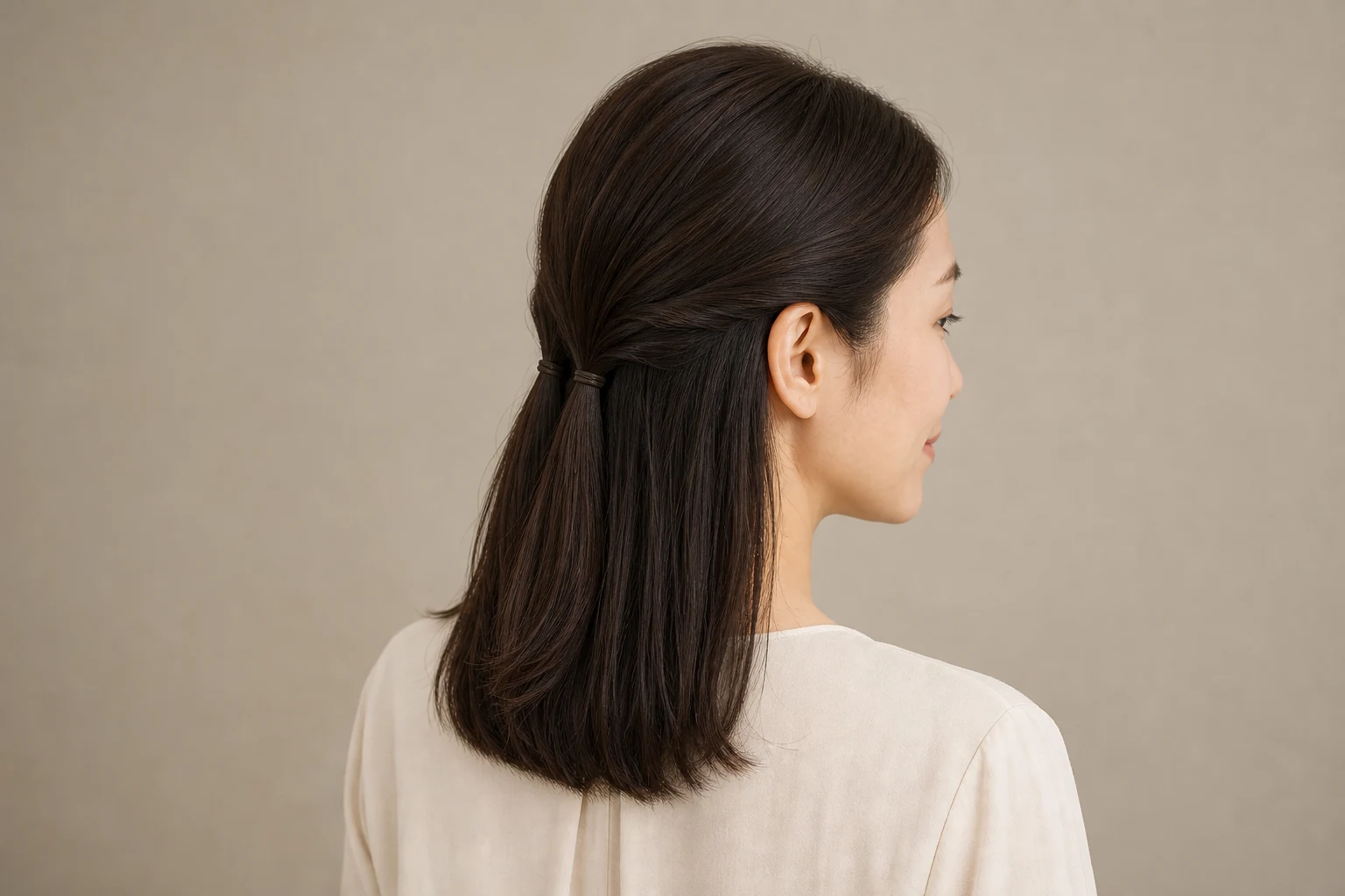 肩下の暗いストレートヘアを耳後ろの低い位置で左右別々に少量結んだハーフツイン