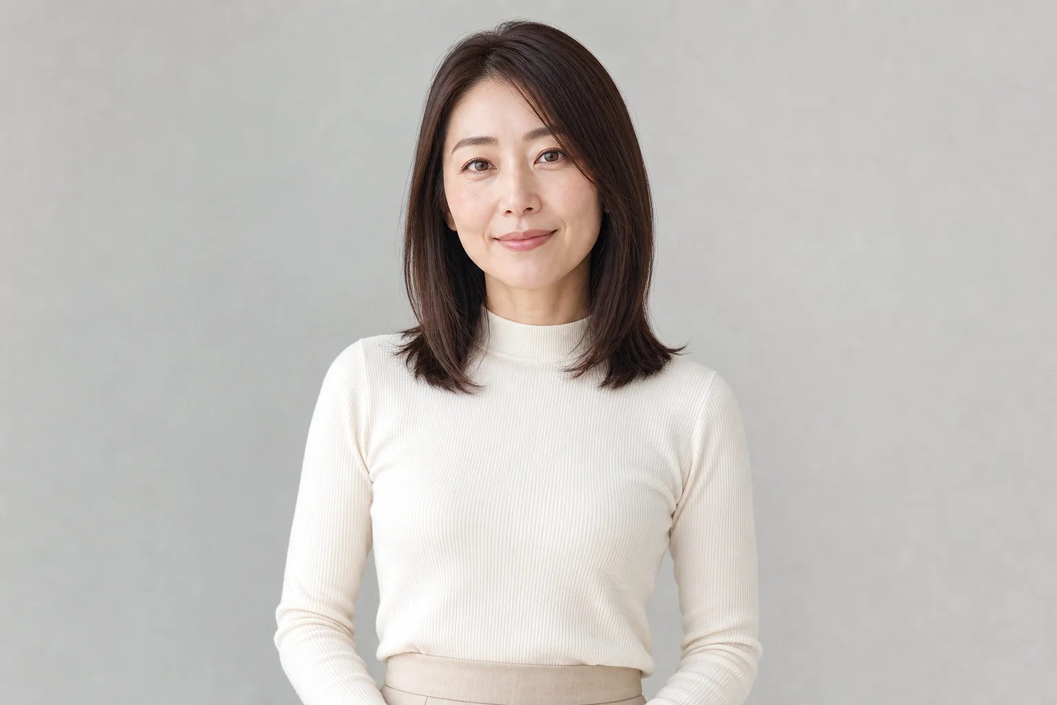 毛先が肩から鎖骨付近に届くストレートヘアの成人女性