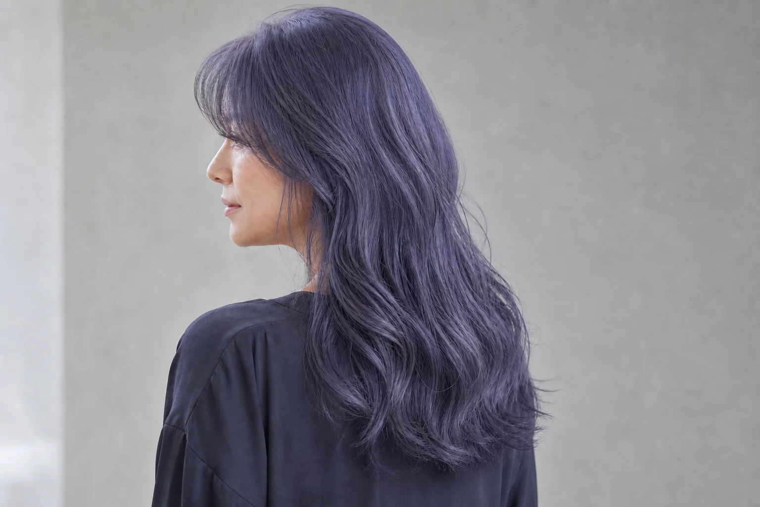 中明度のスモーキーバイオレットブルーのロングヘアの成人女性