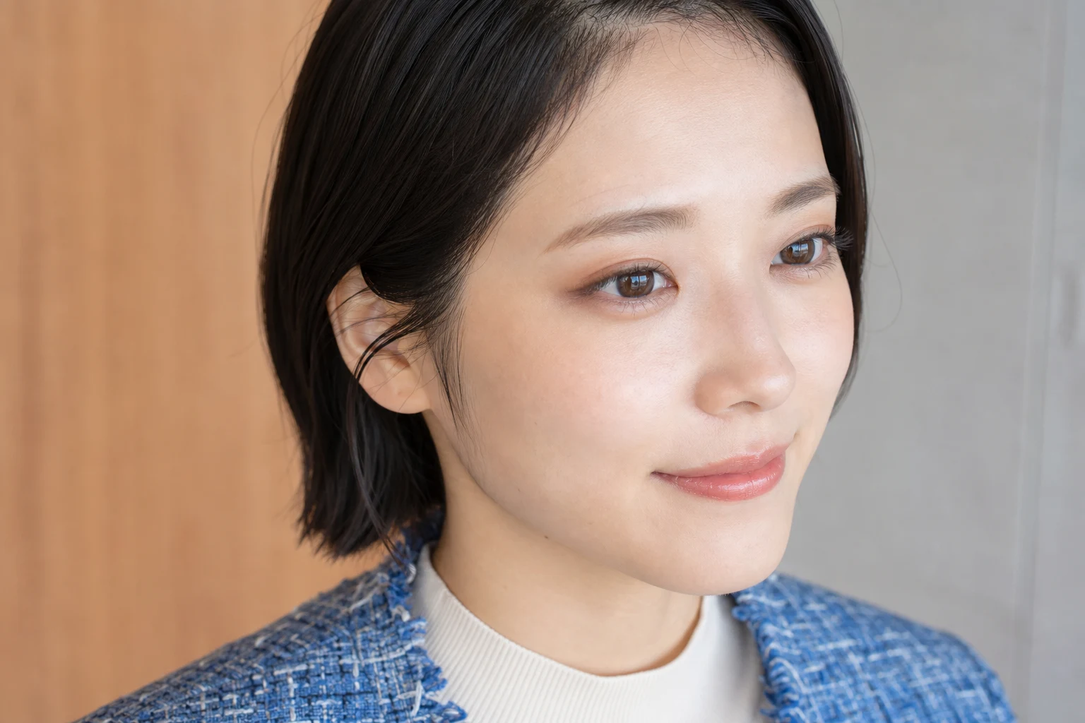 トープブラウンのパウダーで眉中央から眉尻へ淡い影を足した成人女性