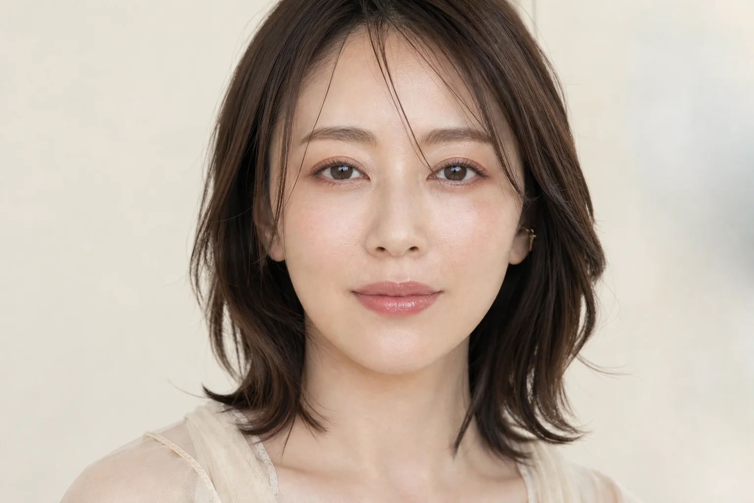 ローズベージュの目元と控えめなローズチーク、ピンクベージュの唇で仕上げた成人女性