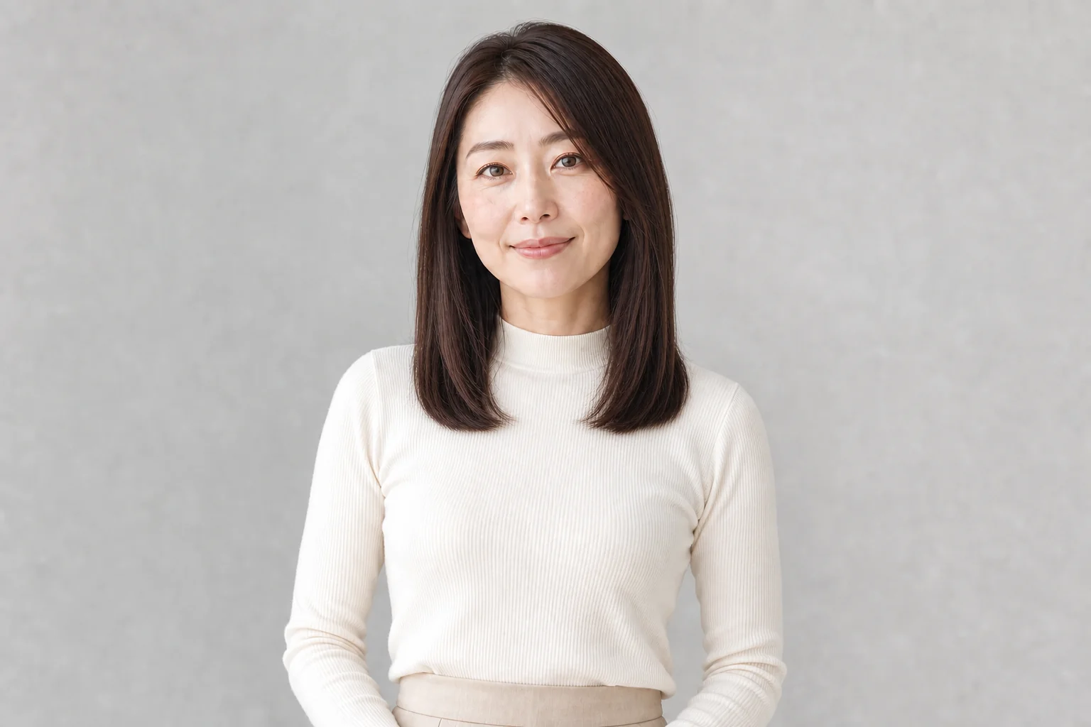 毛先が鎖骨を少し越えるストレートヘアの成人女性