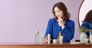 無銘のスキンケア容器を使う順番に見比べる成人女性