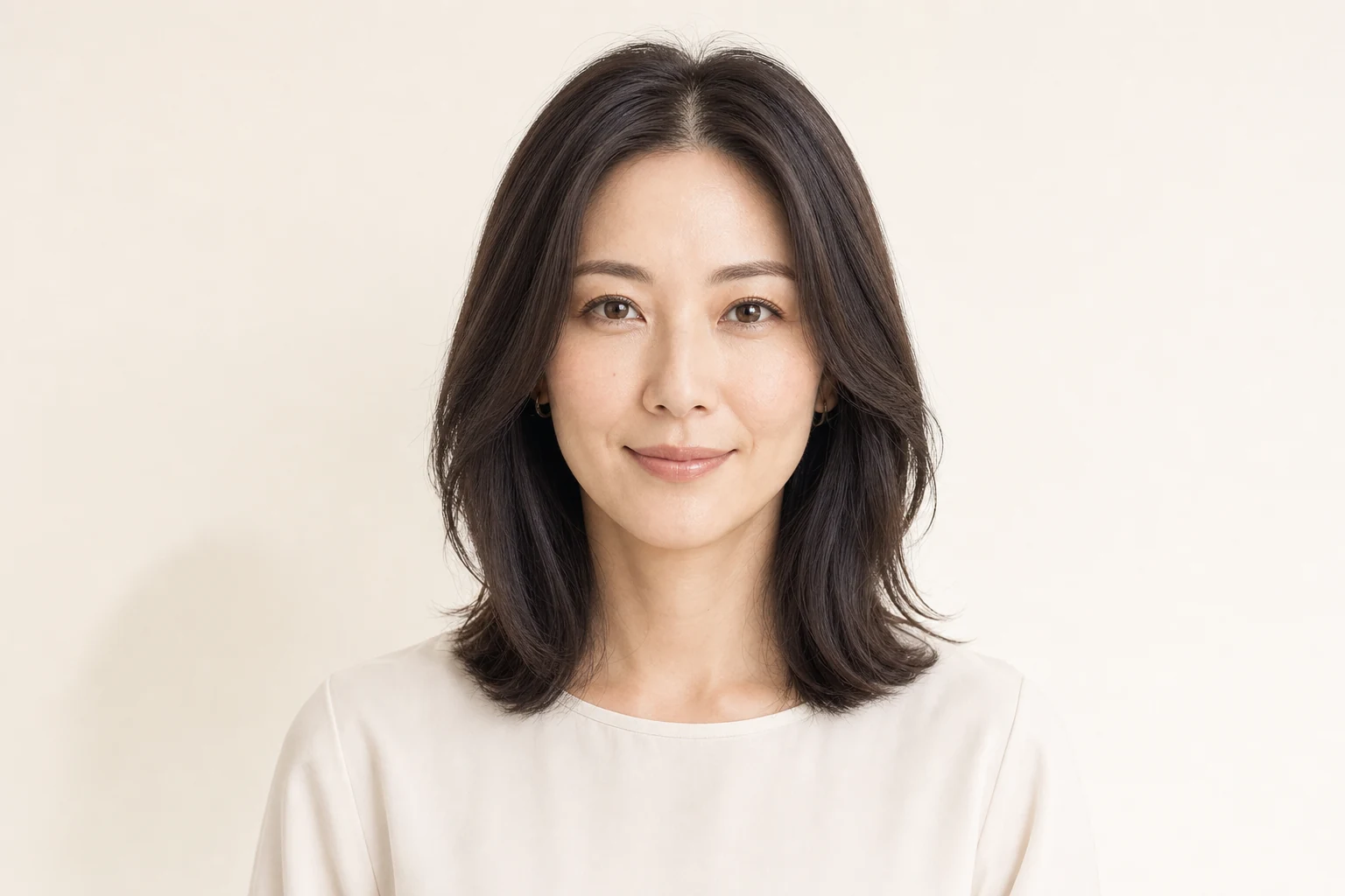 根元をやわらかく立ち上げた暗髪ロブのセンター分け