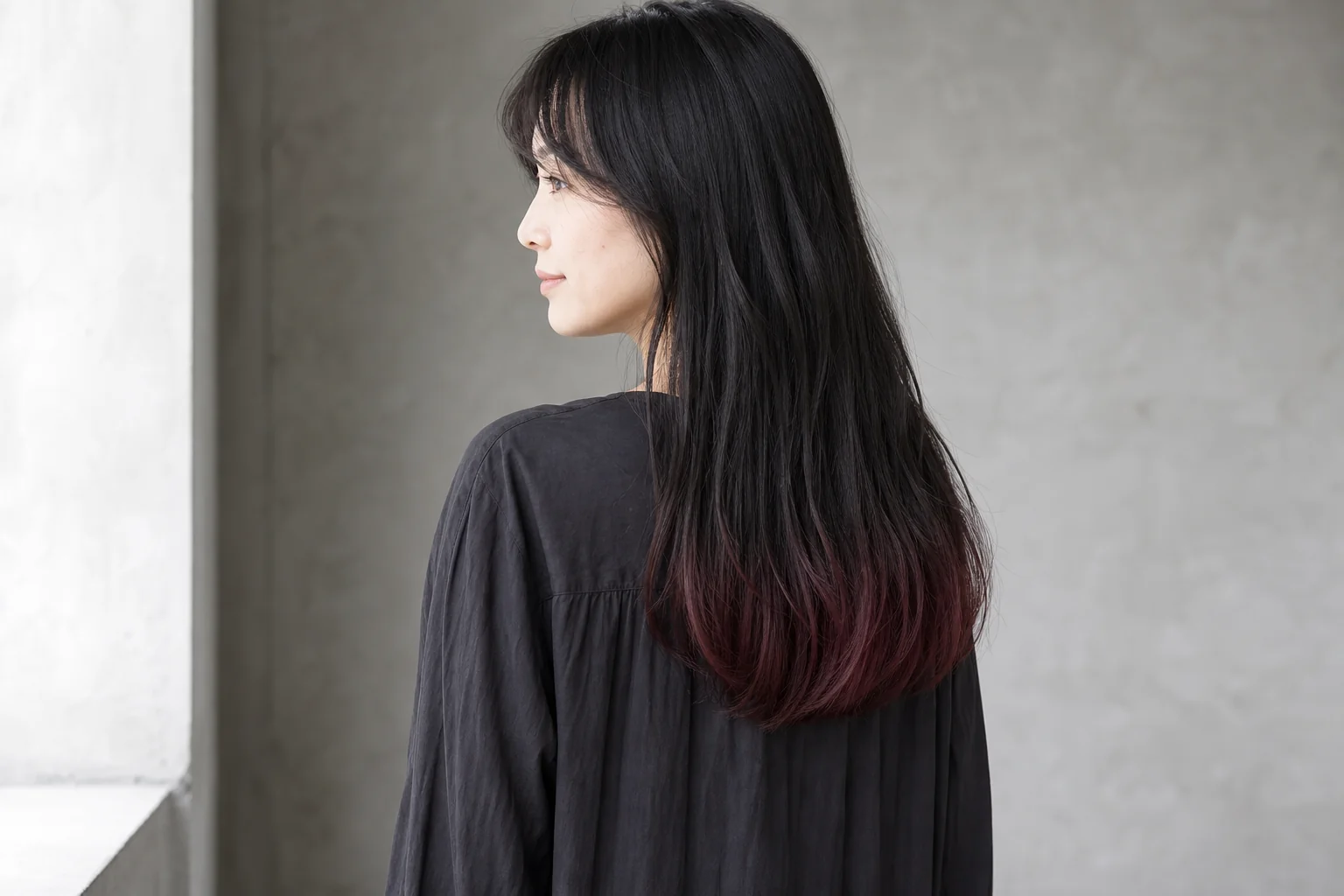 黒髪ロングの毛先に広いカシスブラウンの面を入れた裾カラー