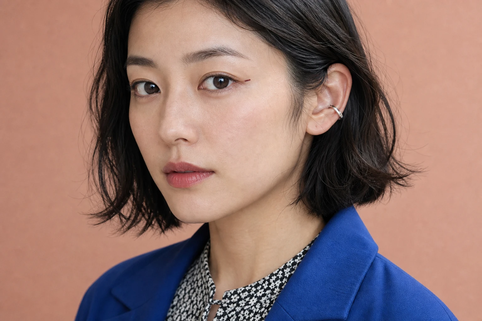 目尻の外側にボルドーの短い直線を引いた成人女性