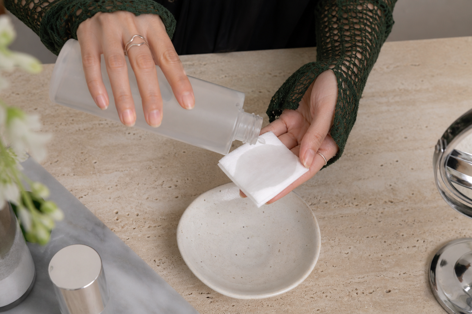 収れん化粧水をコットンに十分含ませる手元