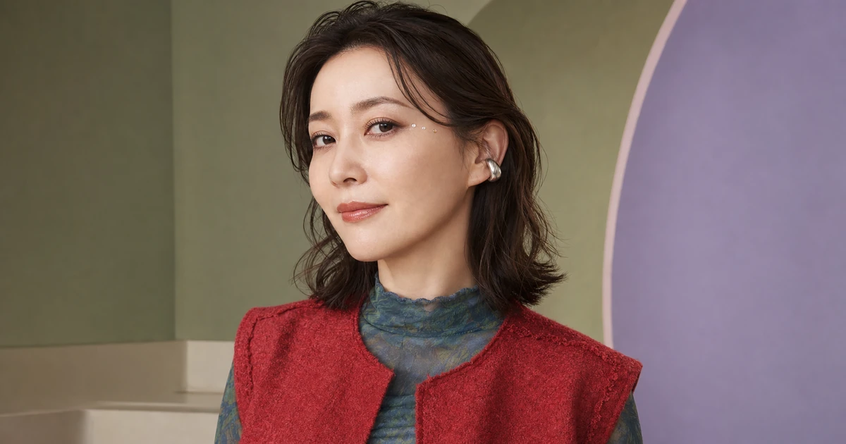 目尻外側からこめかみへ透明と淡いシャンパン色の小粒ラインストーンを三粒置いた30代後半の成人女性