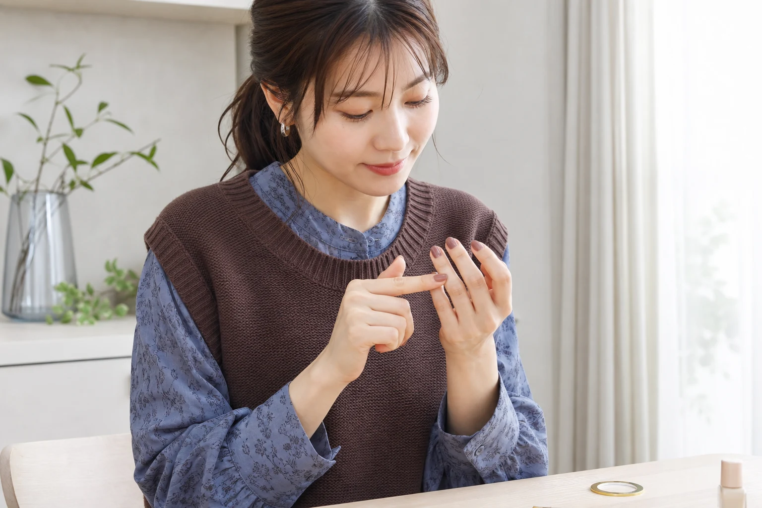 ベースカラーの表面が乾いたことを指先で確認する20代後半の女性