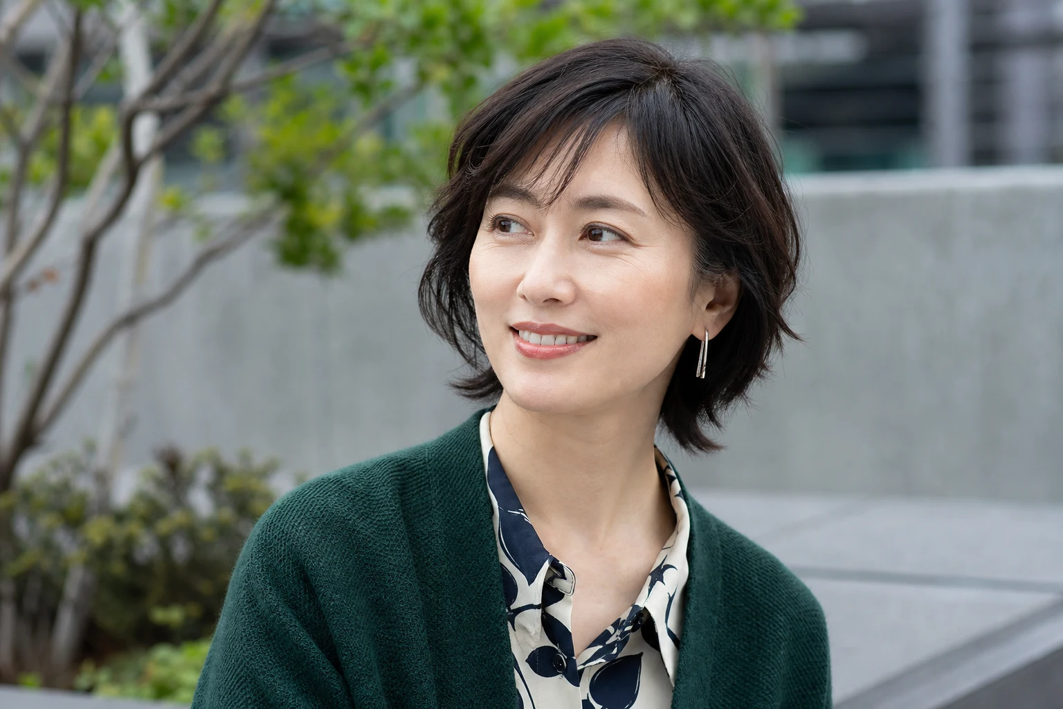 自然光で顔と首がなじむファンデーションの仕上がりを確認する40代女性