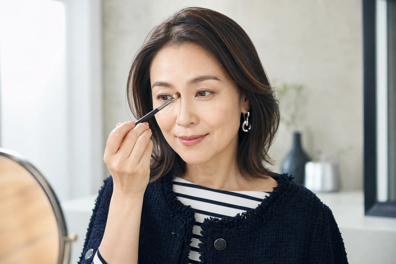 眉頭から鼻根へ淡い影をぼかす40代女性